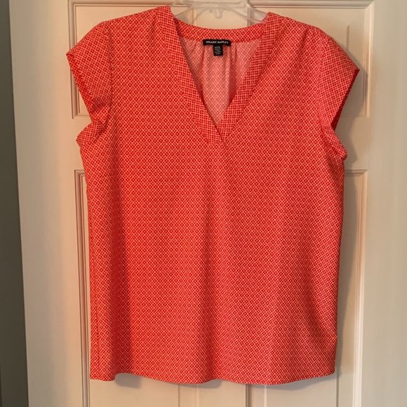NWOT HILARY RADLEY Red Geometric Print Blouse Cap Sleeve V-Neck - Size Medium - Picture 1 of 8